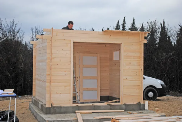 Abri de jardin en bois fini, avec portes et fenêtres
