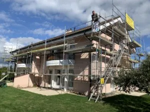 La maison sous son échafaudage, pendant les travaux