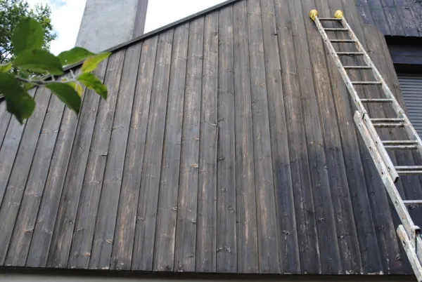 Bardage gris argenté, une échelle posée contre le mur