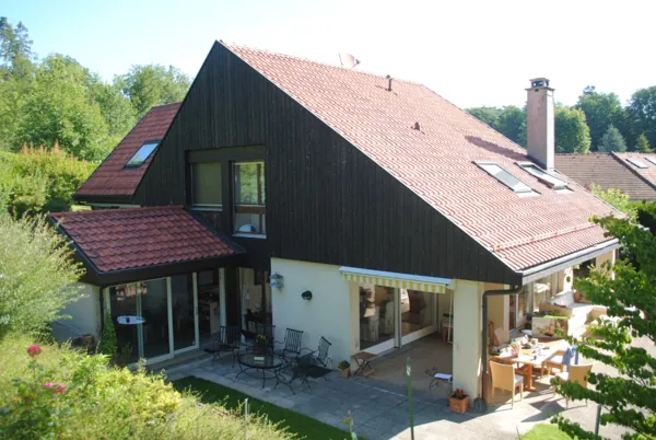 Bardage foncé d’un chalet, lasure fraîche