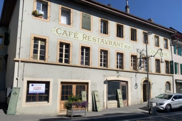 Le même café-restaurant, ses volets reposés et repeints en vert