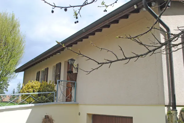 Crépi clair et encadrements remis à neuf sur une maison