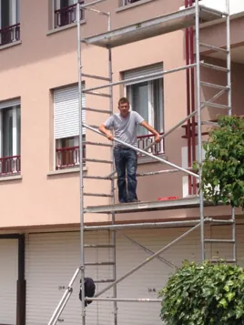 Façade d’immeuble travaillée depuis un échafaudage roulant