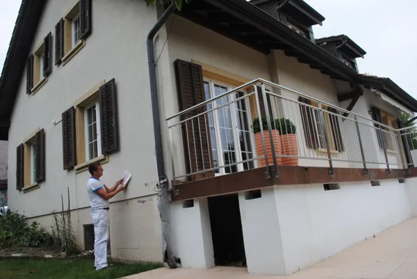Balcon et encadrements repris sur une façade fraîchement repeinte