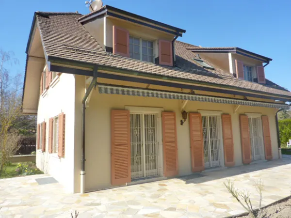 Maison aux volets rouges après travaux, vue du jardin