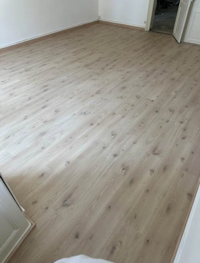 Ce même parquet terminé, teinte égale et aspect mat