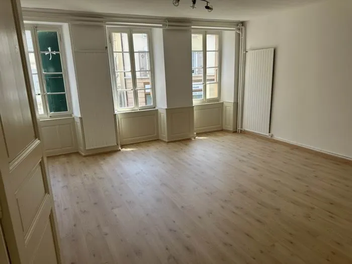 Vue de toute la pièce, parquet refait et plinthes remises en état