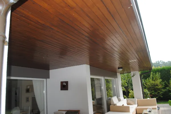 Plafond en bois d’une véranda vitrée, une fois traité