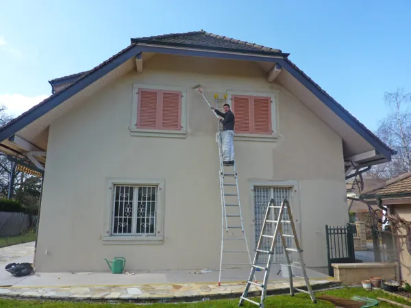 Villa sous toit de tuiles, crépi entièrement repeint