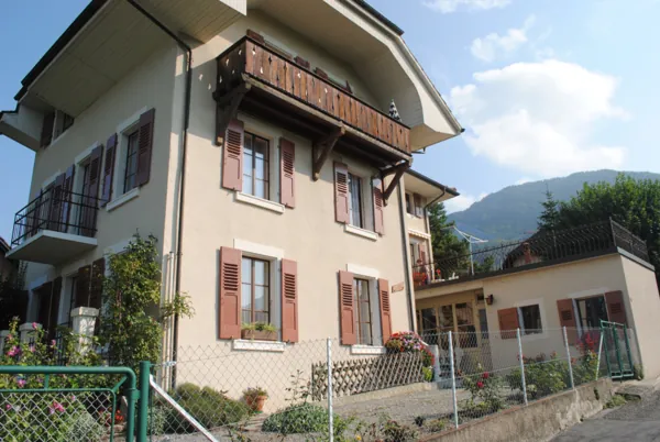 Volets et balcon en bois d’un chalet, boiseries reprises