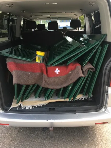 Volets verts prêts à être reposés, rangés dans la camionnette